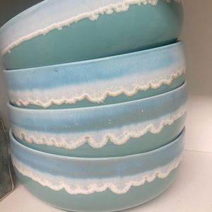 4 matching Calloway bowls